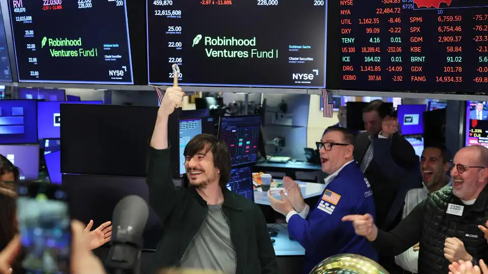 Robinhood 推出 AI 交易代理、永续合约及周末交易，争夺活跃交易者